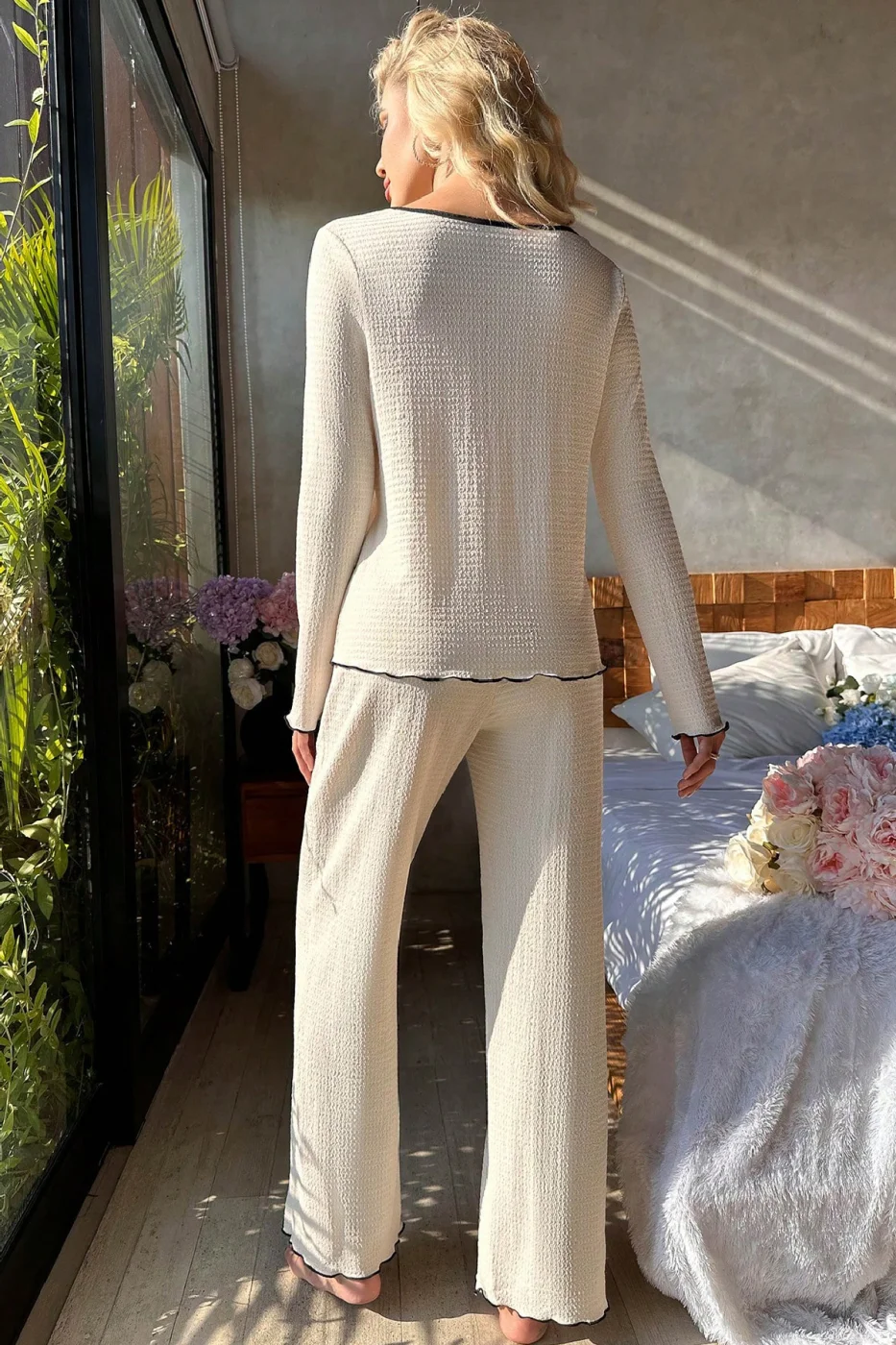 Kadın Beyaz Örme Kumaş V Yaka Düğmeli Rahat Şık Pijama Takımı görsel 2