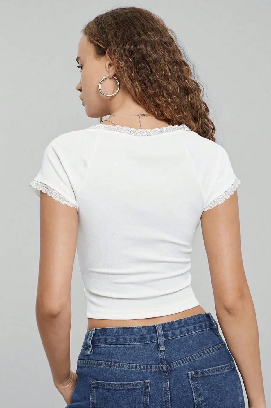 Kadın Beyaz Göğsü ve Kolları Dantelli Fiyonklu Kısa Kol Crop Top Bluz görsel 2