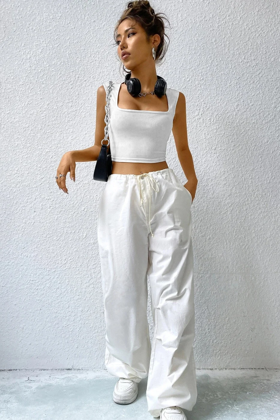 Kadın Beyaz Kare Yaka Kalınlaşan Omuz Detaylı Crop Top Bluz görsel 4