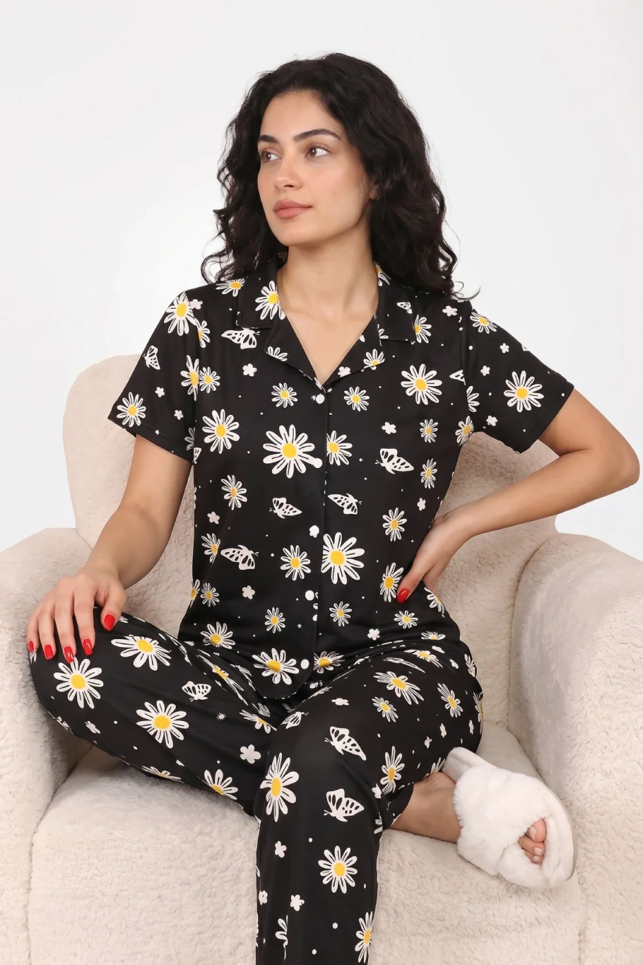 Siyah Papatya ve Kelebek Desenli Kısa Kollu Gömlek Yaka Milan Kumaş Kadın Pijama Takımı görsel 2